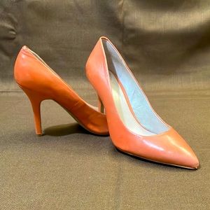 06 Vince Camuto Coral Leather Heels Sz 9.5